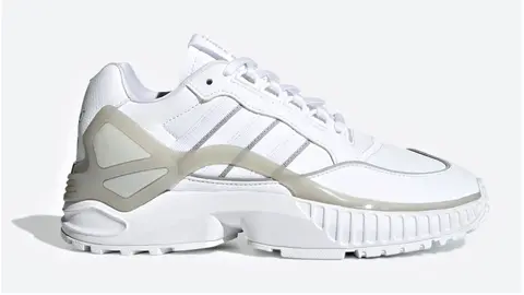 Estas Adidas en blanco que parecen tra&iacute;das del futuro son zapatillas que se llevan con cualquier outfit