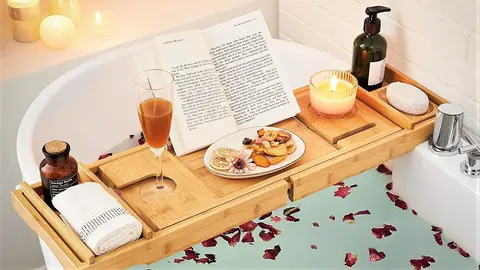 Si no sabes donde poner las cosas en la ba&ntilde;era: Amazon tiene la mesa para disfrutar del ba&ntilde;o