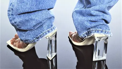 Si Cenicienta levantara la cabeza entrar&iacute;a en Bershka a llevarse estas sandalias que parecen de cristal