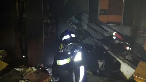 En llamas una casa en Alhend&iacute;n (Granada) con varias personas dentro