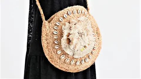 No me digas m&aacute;s: Con este bolso redondo de Desigual pareces que est&aacute;s en la playa