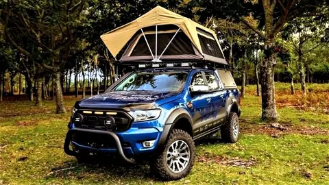 Olv&iacute;date de caravanas con la tienda familiar de Decathlon que pones encima de tu SUV o 4x4
