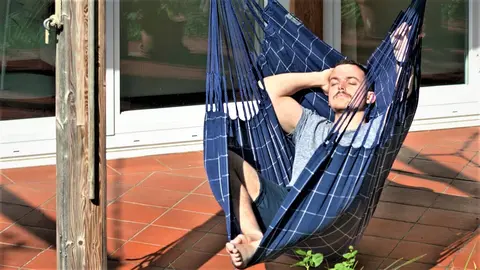 La silla colgante tipo hamaca  de Leroy Merlin arrasa por barata y porque se monta en segundos