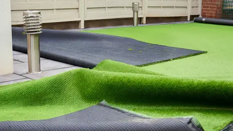 La moda en terrazas y balcones: coge fuerza montar c&eacute;sped artificial de Amazon (m&iacute;nimo mantenimiento)