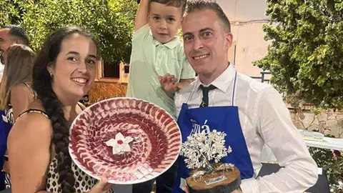 Juan Carlos Garrido posando con uno de los premios