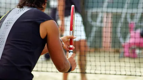 Decathlon hace del tenis en la playa un deporte con esta pala para profesionales que parece m&aacute;s de p&aacute;del