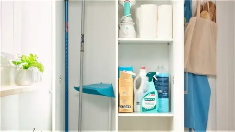 M&aacute;s barato que en Ikea: el armario de Leroy Merlin pensado para guardar la fregona (limpieza)