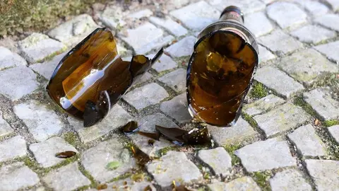 Monumental pelea en Baza (Granada). Cristales, botellas y navajas