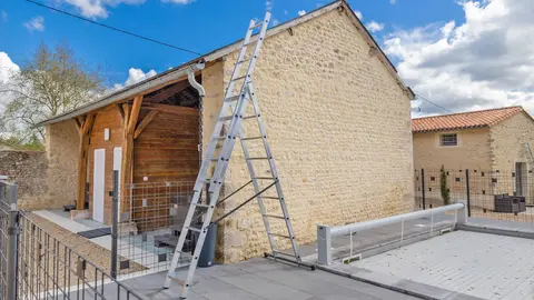 Subir al techo con seguridad est&aacute; de oferta en Leroy Merlin con esta escalera 3 en 1