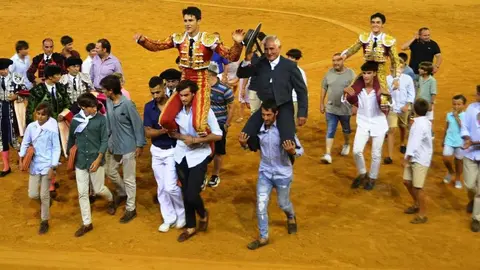 &Aacute;lvaro Alarc&oacute;n y V&iacute;ctor Barroso a hombros en El Puerto de Santa Mar&iacute;a