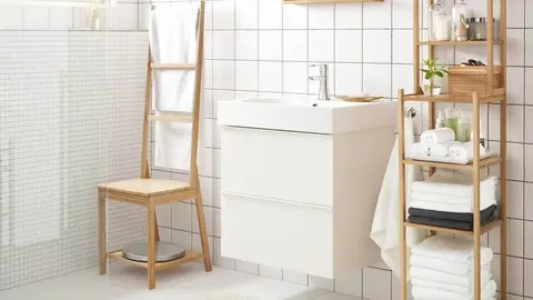 La silla para poner toallas, sentarte y secarlas est&aacute; en Ikea