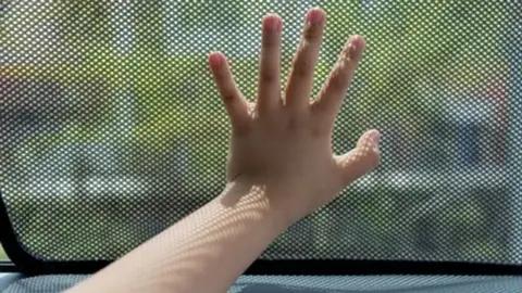 El impactante rescate de un ni&ntilde;o tras quedar atrapado un coche en Huelva