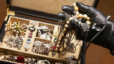 Roba en 6 tiendas de Roquetas de Mar (Almer&iacute;a). La acaban echando de la localidad