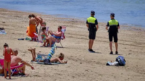 Lanzan piedras y botellas contra ba&ntilde;istas de la playa de la Victoria de C&aacute;diz