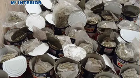 Latas de tomate triturado con marihuana