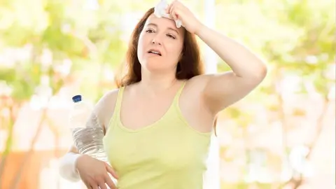 Una mujer pasando calor