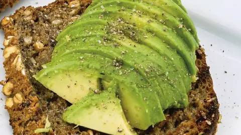 Una tostada con aguacate