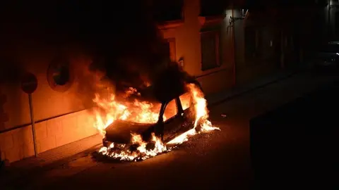 En llamas una furgoneta en plena calle en Almer&iacute;a
