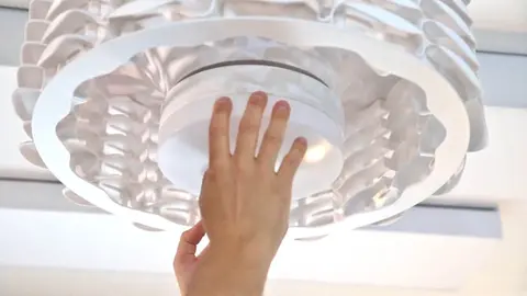 Este ventilador de techo tan raro de Leroy Merlin es l&aacute;mpara led que calienta y enfr&iacute;a