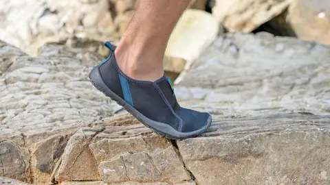 Las zapatillas de moda (top ventas) para ir a la playa: las cangrejeras que arrasan en Decathlon