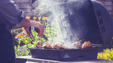 Carne crujiente con la barbacoa de carb&oacute;n de Leroy Merlin que arrasa en verano