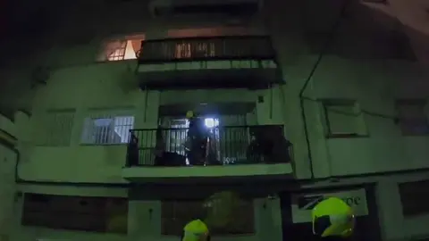 Bomberos actuando en el incendio de la calle Merced de Jerez