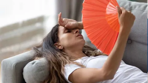 Una joven abanic&aacute;ndose