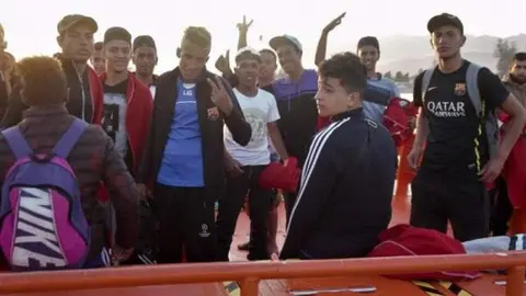 Esta es la dram&aacute;tica traves&iacute;a de varios ciudadanos marroqu&iacute;es por aguas de C&aacute;diz