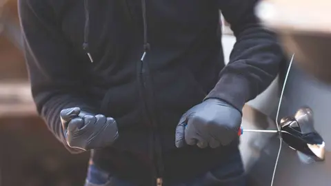 Un joven forzando una cerradura