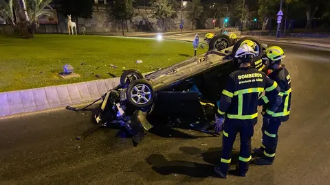 Vuelca un coche tras un aparatoso accidente de tr&aacute;fico en Jerez