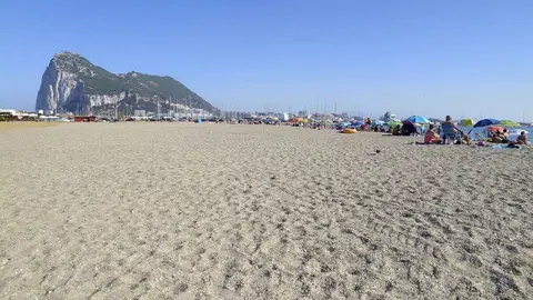 Descargan droga a plena luz del d&iacute;a en una playa de La L&iacute;nea. Varios detenidos