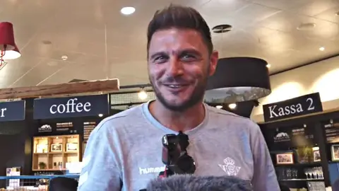 Joaqu&iacute;n haciendo de fot&oacute;grafo en uno de los viajes del Real Betis | Foto: Real Betis TV