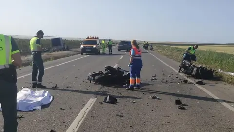 Muere una persona y otra resulta herida en un accidente entre 2 motos en El Pedroso (Sevilla)