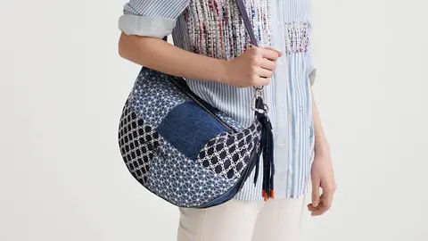 El bolso de Desigual que parece hecho con restos de telas y queda genial para vestir moda casual
