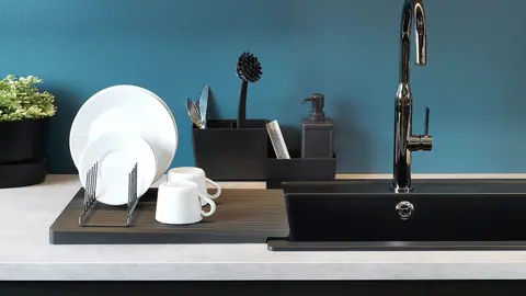 La soluci&oacute;n de Ikea para no poner el lavavajillas: escurreplatos moderno para el fregadero por 9 &euro;