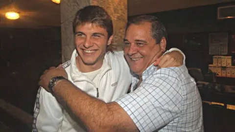 Joaqu&iacute;n junto a su t&iacute;o El Chino