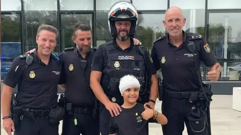 Bruno con agentes de la Polic&iacute;a Nacional en Jerez