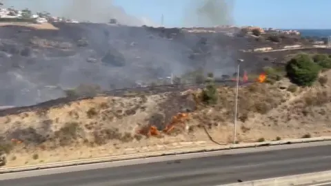 As&iacute; se quema un veh&iacute;culo en plena carretera en M&aacute;laga y provoca un incendio