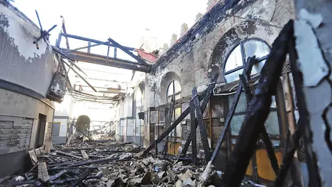 As&iacute; ha prendido en llamas la antigua estaci&oacute;n de trenes de Huelva