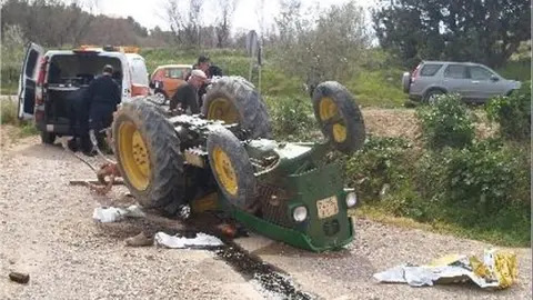 Muere un trabajador tras volcar un tractor en una finca de V&eacute;lez-M&aacute;laga