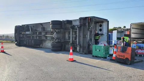 Imagen del cami&oacute;n tras el accidente | Foto: Jes&uacute;s Catal&aacute;n