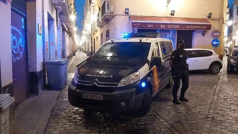 Pegan una brutal paliza a un hombre y golpean a un polic&iacute;a que acudi&oacute; a su auxilio en C&aacute;diz