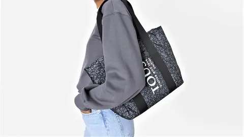 Tous se deja de joyas y ficha por El Corte Ingl&eacute;s con un bolso gigante de lujo lleno de bolsillos