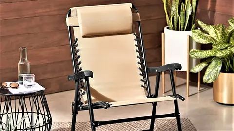La silla plegable que arrasa en Amazon: una butaca que se balancea como en casa de la abuela