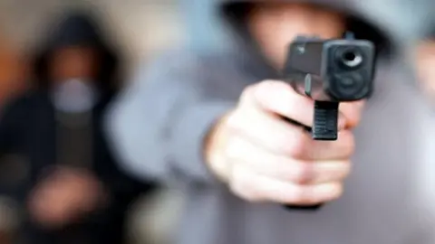 P&aacute;nico en M&aacute;laga. Asalta un supermercado de Torremolinos armado con una pistola