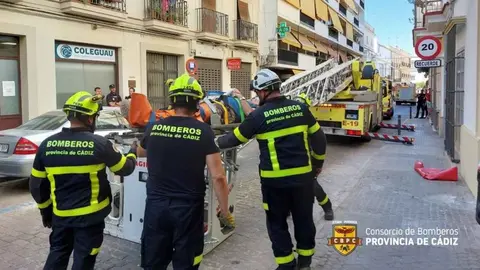 Bomberos en Jerez actuando en el rescate de un obrero en la calle Pedro Alonso