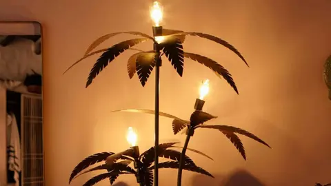 L&aacute;mpara de pie con palmeras de metal de Maisons du Monde