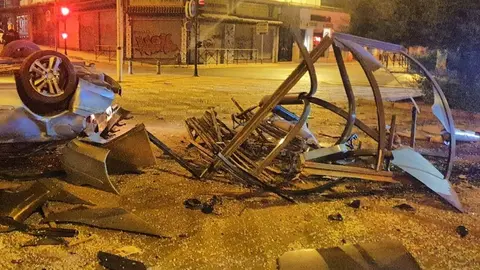 La parada de autob&uacute;s que recibi&oacute; el impacto del coche