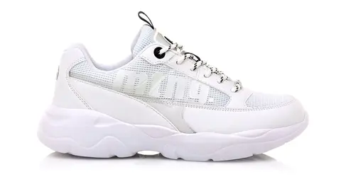 El blanco enamora: estas Mustang con suela alta son de las zapatillas que m&aacute;s se ven con vestidos