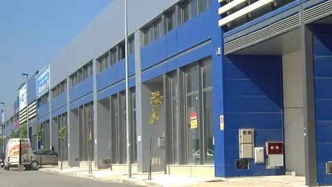 Muere un hombre tras caer desde varios metros en una nave de Sevilla